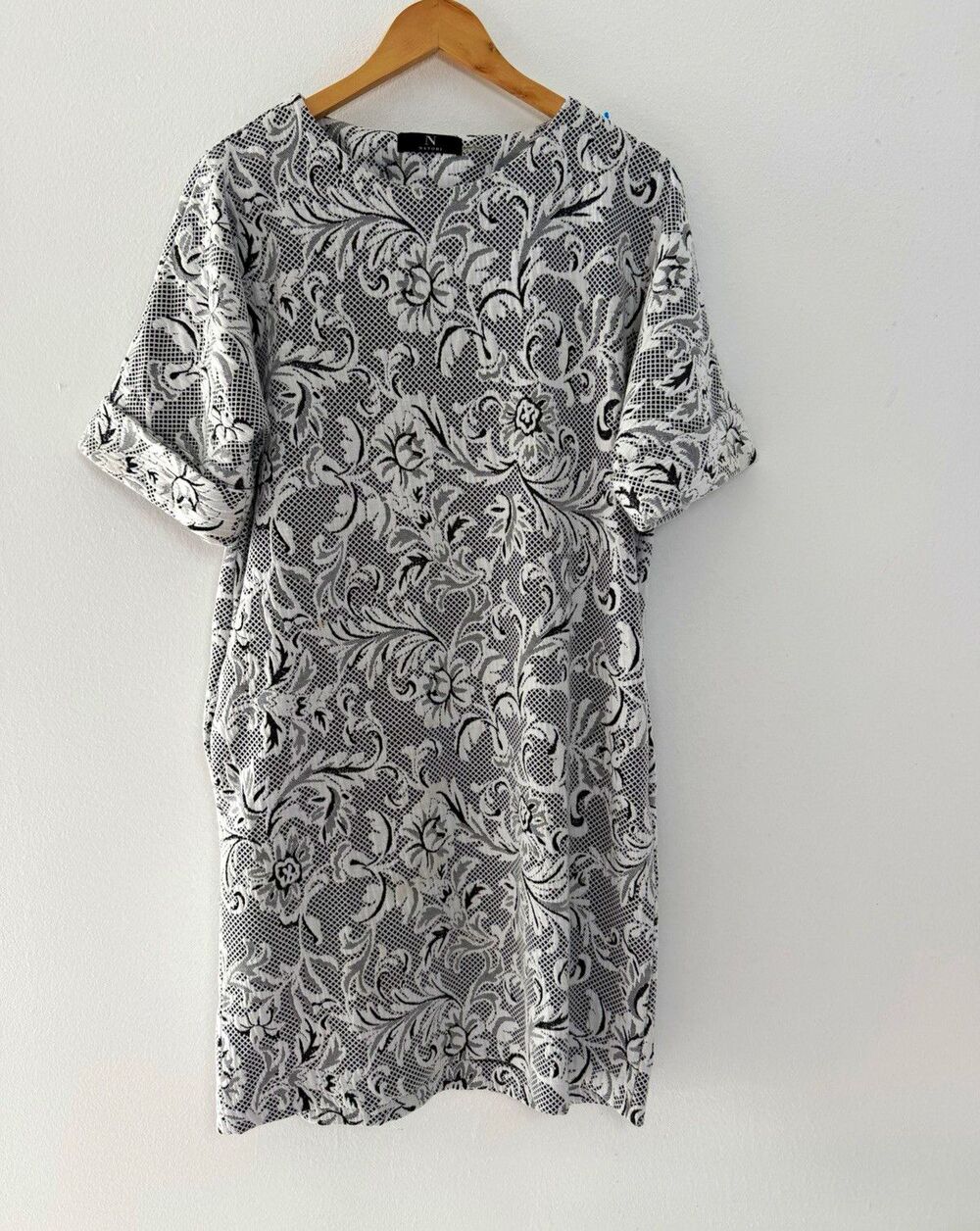 Natori Women’s Black White Floral Shift Dress Size S Jacquard Stretch Minimalist